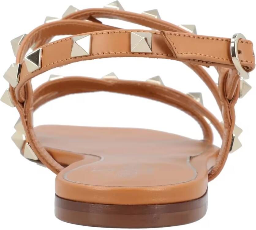 Valentino Garavani Sandalen Rockstud Flat Leather Sandals in bruin