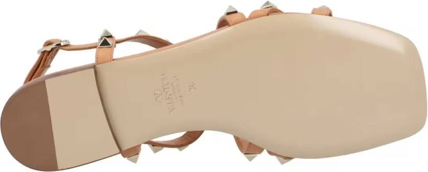 Valentino Garavani Sandalen Rockstud Flat Leather Sandals in bruin