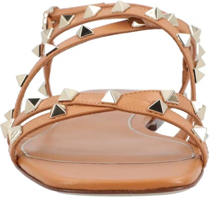 Valentino Garavani Sandalen Rockstud Flat Leather Sandals in bruin
