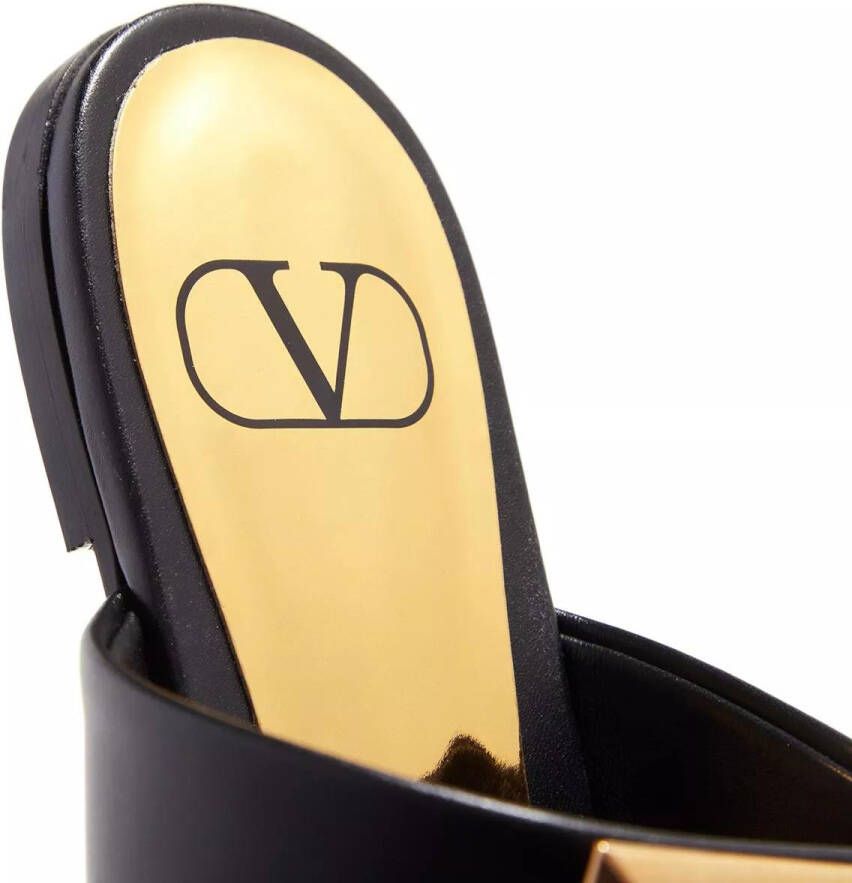 Valentino Garavani Sandalen Rockstud Flat Sandals in zwart