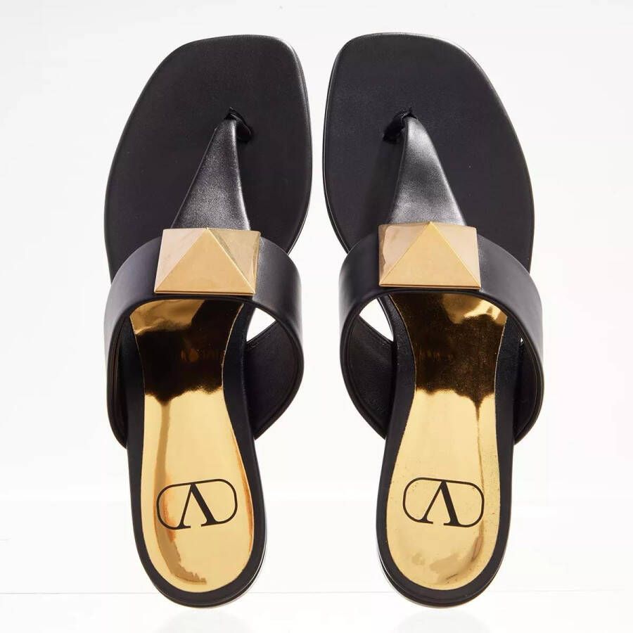 Valentino Garavani Sandalen Rockstud Flat Sandals in zwart