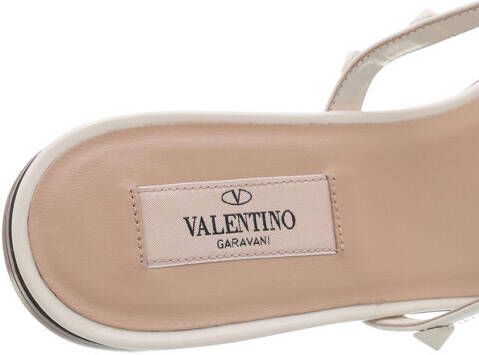Valentino Garavani Sandalen Rockstud Flat Sandals Patent Leather in crème