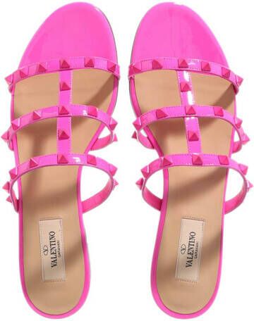 Valentino Garavani Sandalen Rockstud Flat Sandals Patent Leather in roze