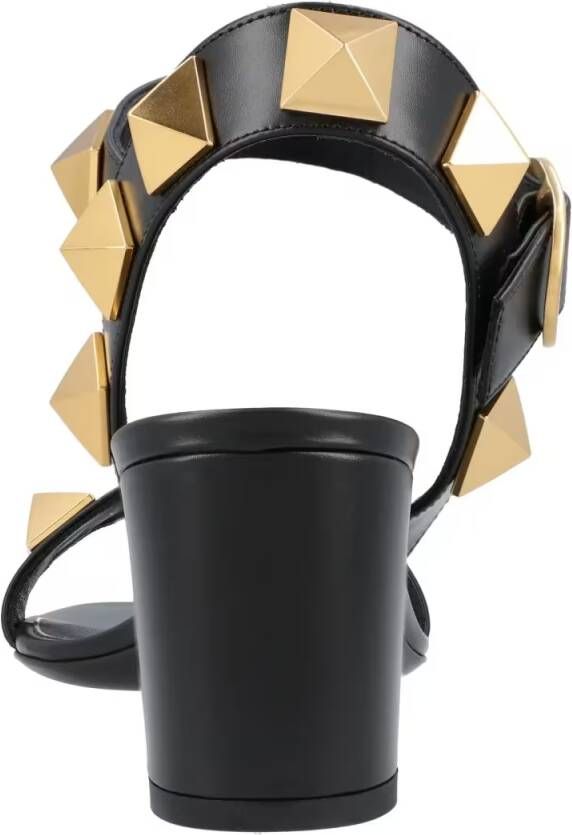 Valentino Garavani Sandalen Roman Stud Calfskin Sandal in zwart