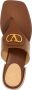Valentino Garavani Sandalen Vlogo Signature Sandals in bruin - Thumbnail 2