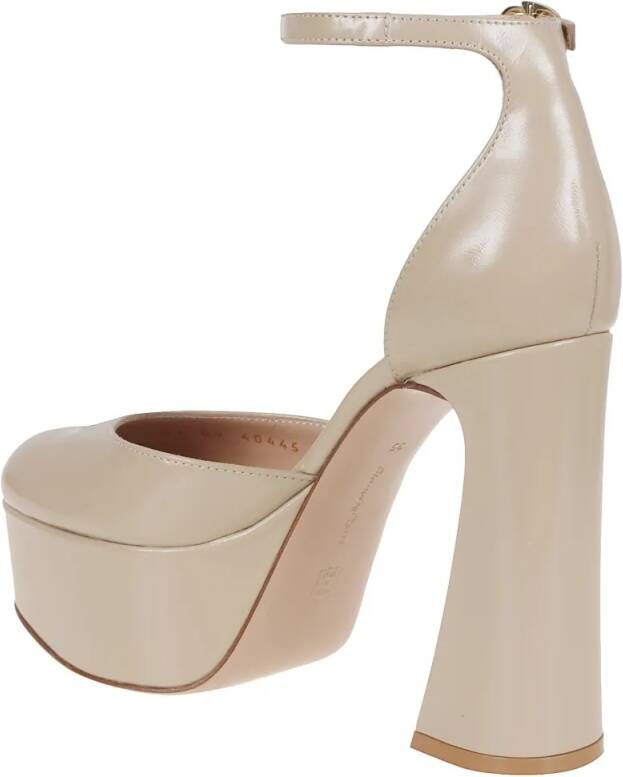 Gianvito Rossi Sandalen Leather Sandal With Iconic Ribbon Buckle in beige