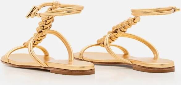 Gianvito Rossi Sandalen Woven Leather Sandals With Round Open Toe Design in goud