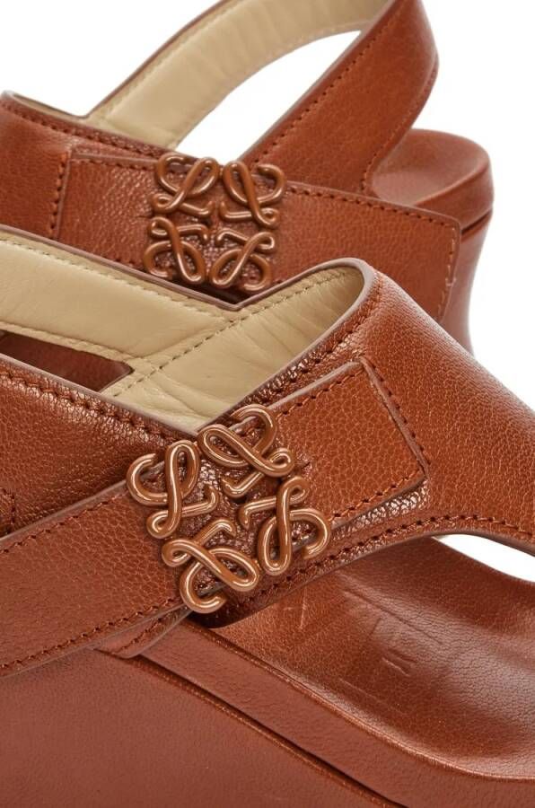 Loewe Sandalen Ease Flatform 90 in bruin