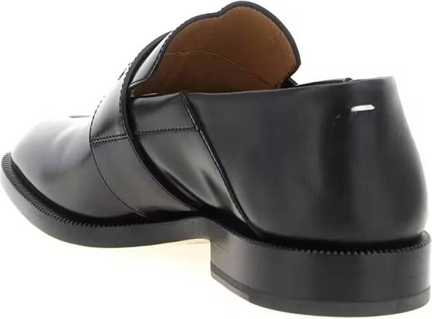 Maison Margiela 'Tabi' Loafers in zwart