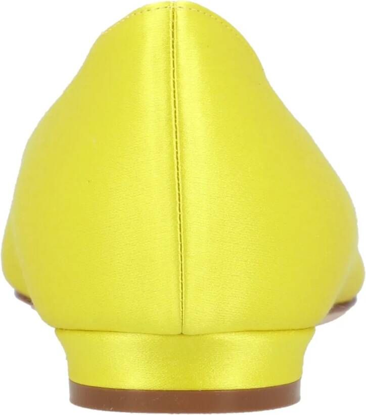 Manolo Blahnik Hangisi Flat Yellow in geel