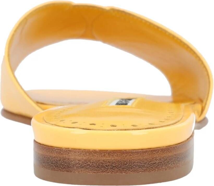 Manolo Blahnik Sandalen Houramu Flat Yellow in geel