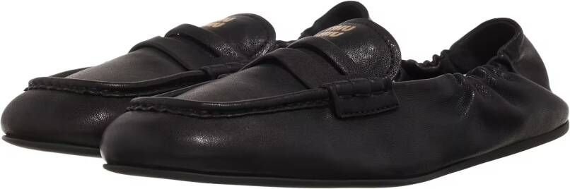 Miu Loafers Embossed Loafer in zwart