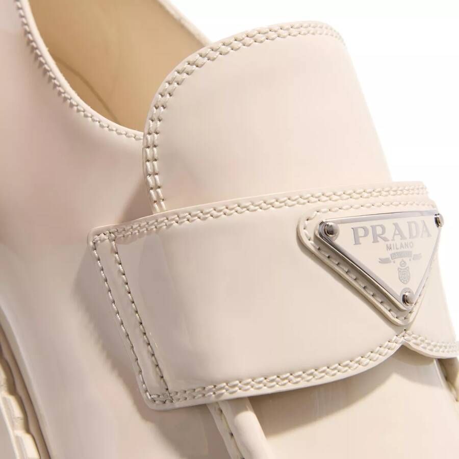 Prada Loafers & ballerina schoenen Triangle Logo Leather Loafers in crème