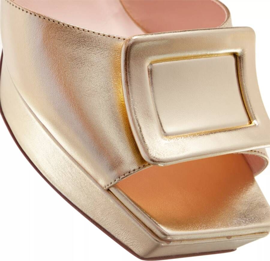 Roger Vivier Sandalen Covered Buckle Platform Sandals in goud