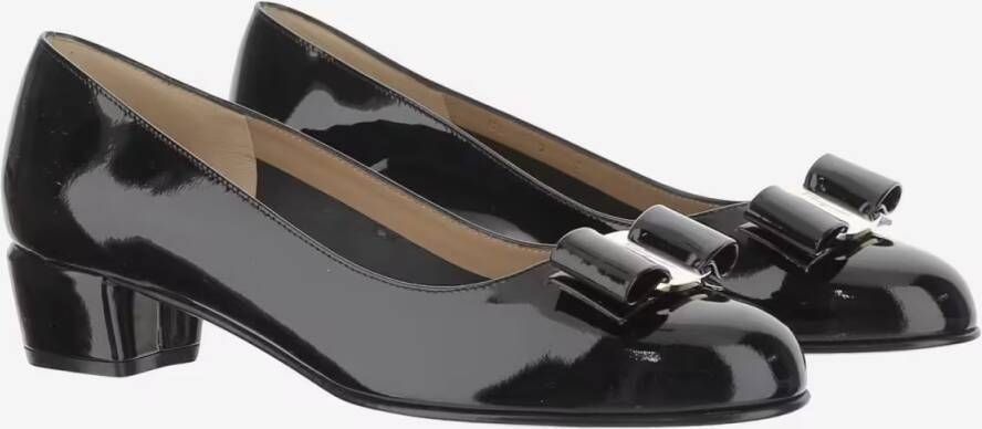 Salvatore Ferragamo Hoge hakken Glossy Leather Vara Décolleté in zwart