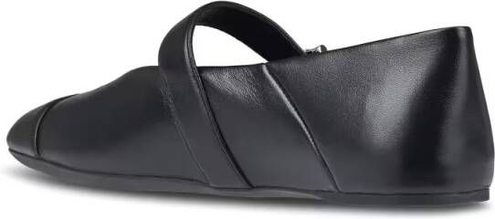 Salvatore Ferragamo Rounded Toe Flat Shoes With Delicate Instep Strap in zwart