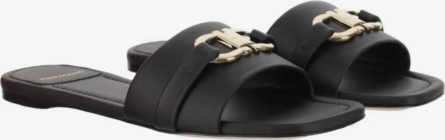 Salvatore Ferragamo Sandalen Leather Flat Sandals With Logo in zwart