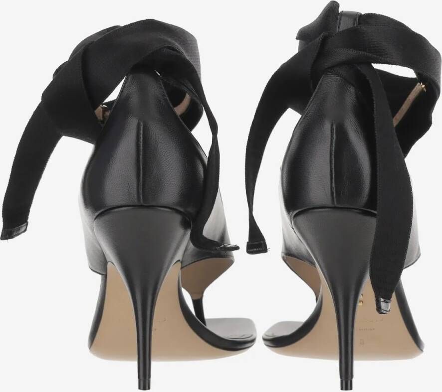 Salvatore Ferragamo Sandalen Leather Sandal With Open Toe And Roll-Up Strap in zwart