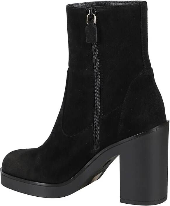 Stuart Weitzman Boots Bethenny 80 Suede Ankle Boot in zwart