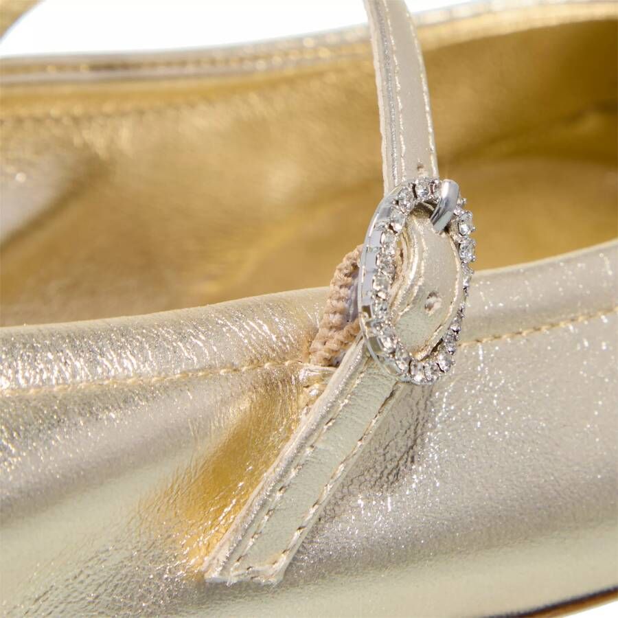 Stuart Weitzman Loafers & ballerina schoenen Claris Ballet Flat in goud