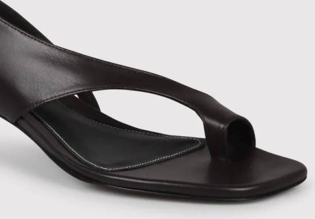 TOTEME Sandalen Heeled Thong Sandals in bruin
