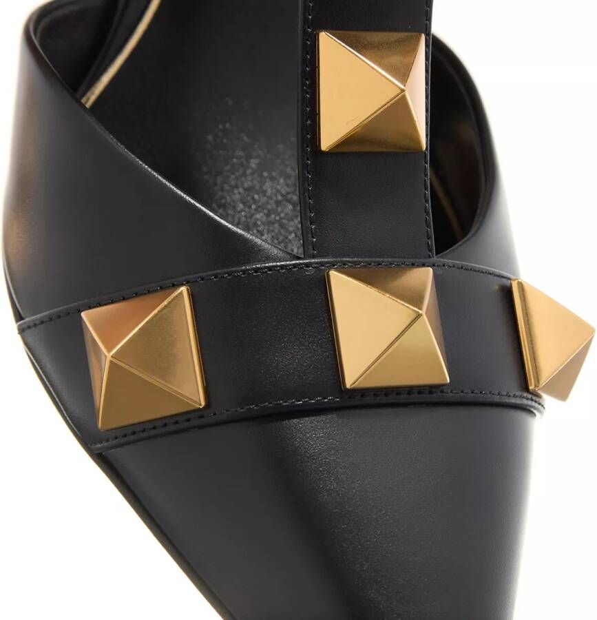 Valentino Garavani Pumps & high heels Rockstud Detailing Leather Pumps in zwart