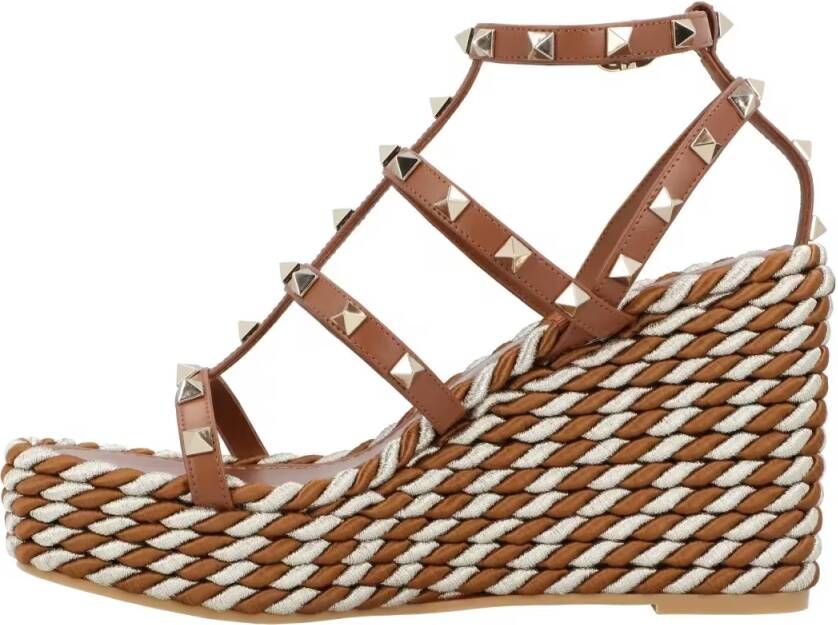 Valentino Garavani Sandalen Rockstud Calfskin Wedges With Straps in bruin