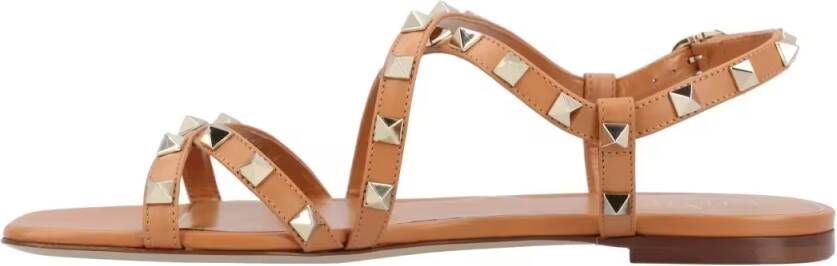 Valentino Garavani Sandalen Rockstud Flat Leather Sandals in bruin