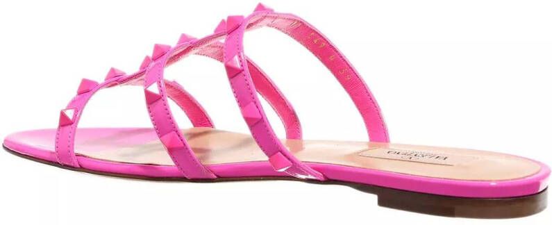 Valentino Garavani Sandalen Rockstud Flat Sandals Patent Leather in roze