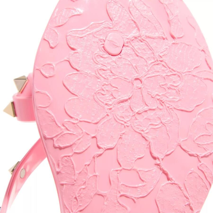 Valentino Garavani Sandalen Thong Summer Rockstud Sandals in poeder roze