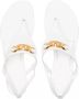 Valentino Garavani Sandalen V-Logo Chain Thong Flat Sandal in wit - Thumbnail 2