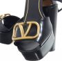 Valentino Garavani Sandalen Vlogo Signature Platform Sandals in zwart - Thumbnail 1