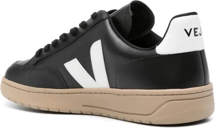 Veja Low-Top Sneakers V-12 Leather Sneakers in zwart