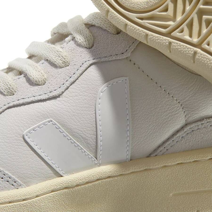 Veja Sneakers V-90 in grijs