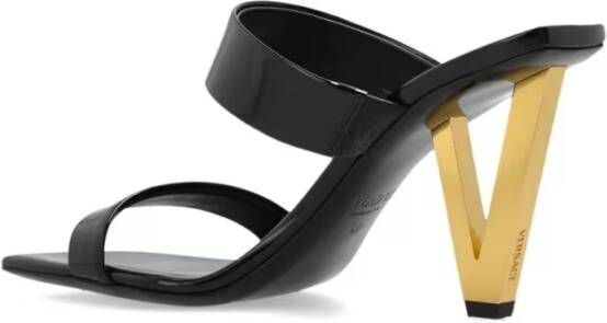 Versace Sandalen Patent Leather Mules With Galvanized V-Shaped Heel in zwart