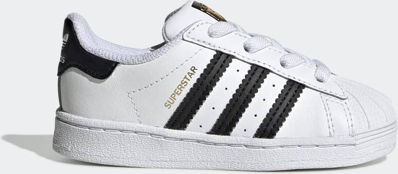 adidas geeft schoenen weg