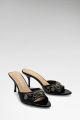 Guess Vanesy Logo Ketting Sandalen - Zwart