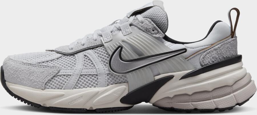 Nike schoenen V2K Run Pure Platinum Platinum Tint Light Bone Chrome- Heren Pure Platinum Platinum Tint Light Bone Chrome