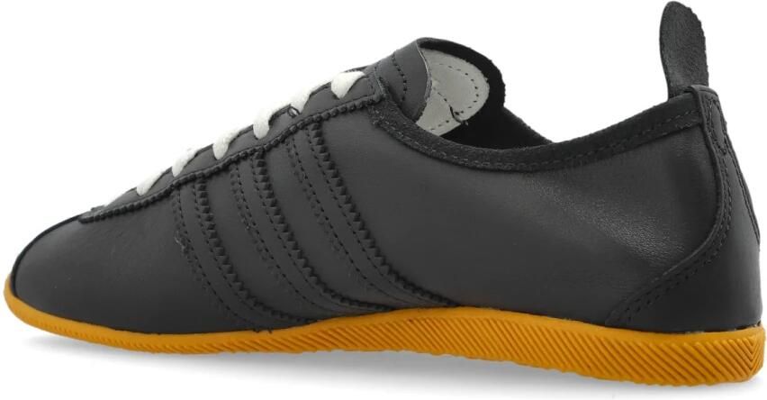 Adidas Core Black Sneakers met Japanse stijl