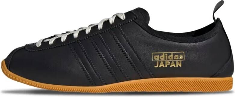Adidas Core Black Sneakers met Japanse stijl