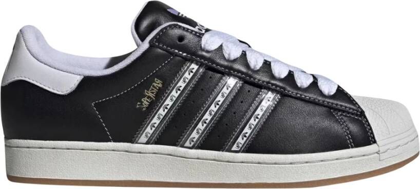 Adidas Originals Superstar Korn core black transl better scarlet adidas Superstar in zwart formaten: 42.666