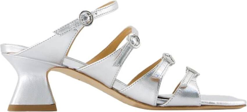 Aeyde Zilveren Leren Gesp Sandalen