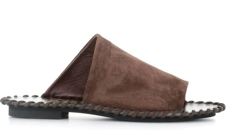 Alexander Hotto Bruine suède sandaal met asymmetrische band