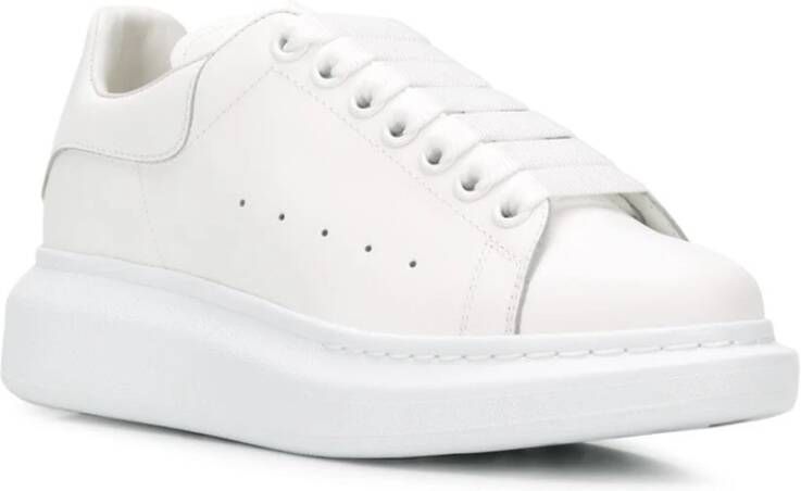 Alexander McQueen Oversized Leren Sneakers met Contrasterend Detail