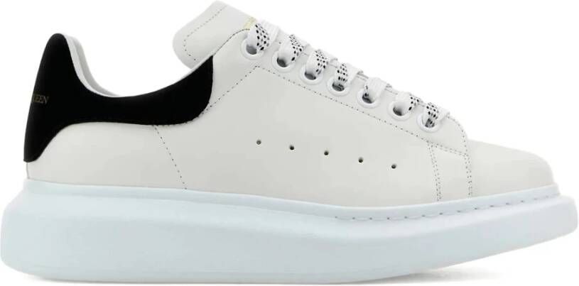 Alexander McQueen Witte Sneakers met Zwarte Suède Spoiler