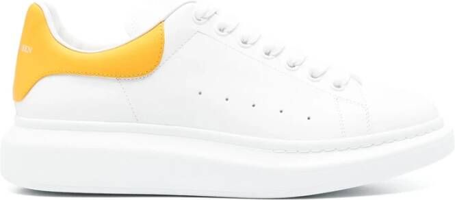 Alexander McQueen Witte Vetersneaker met Merkdetails