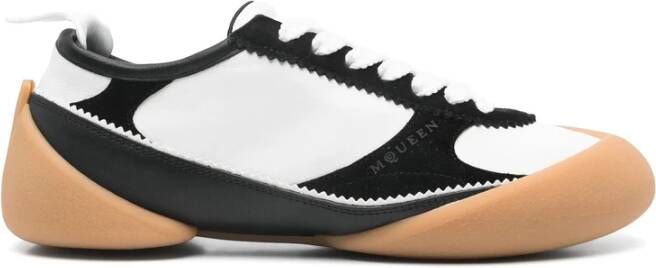 Alexander McQueen Witte Vetersneaker met Rubberen Zool