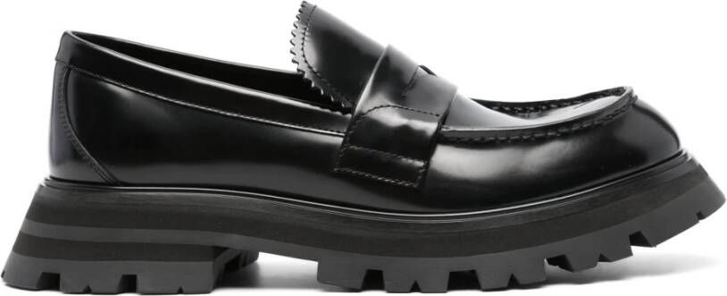 alexander mcqueen Zwarte Glanzende Loafer met Uitlopende Zool Black Dames