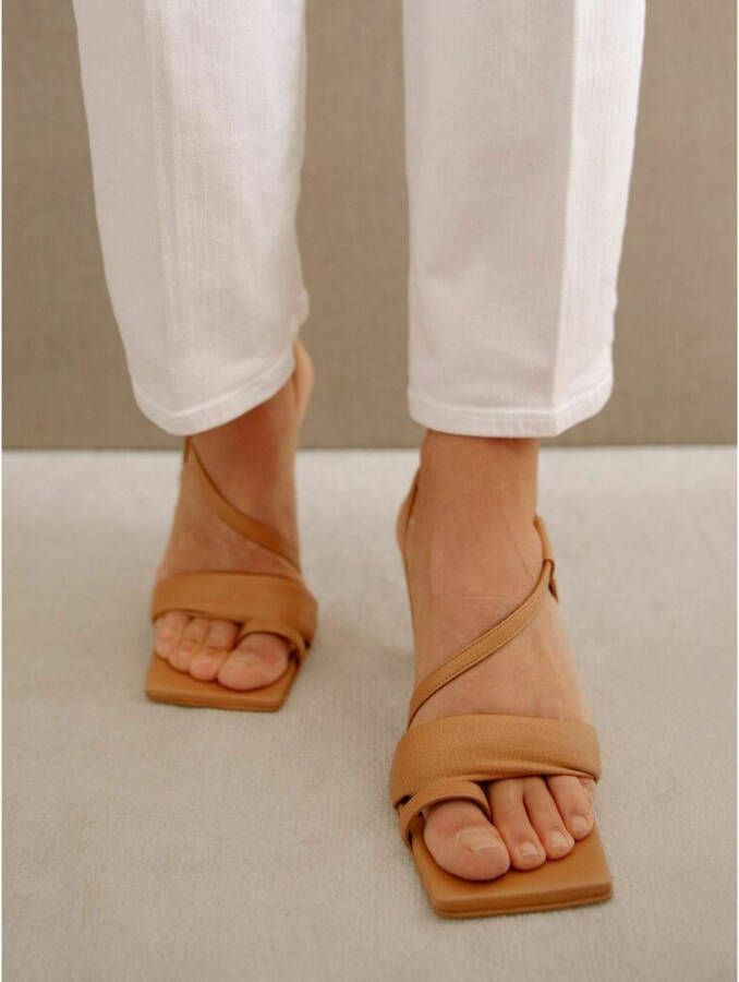 ALOHAS Asymmetrische bandjes sandaal Brown Dames