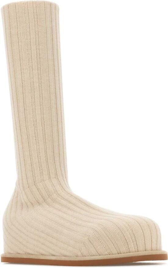 Amina Muaddi Veneda Stretch Flatform Boot - Foto 2